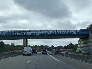 « Pollution air : 48 000 morts/an » : que signifient les tags qui se sont multipliés sur les ponts routiers en Bretagne?