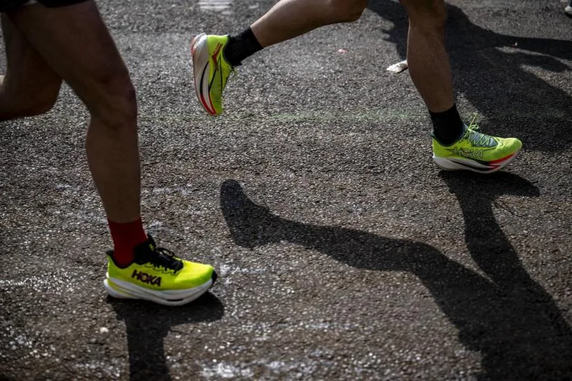 Un coureur laisse gagner son adversaire qui s'était trompé de parcours sur le 10 km des Voies Royales de Saint-Denis