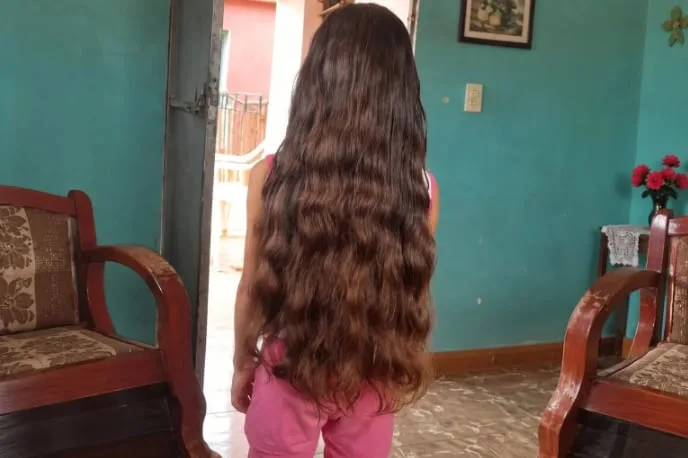 Niña cubana de siete años propone vender su cabello para comprar un ventilador