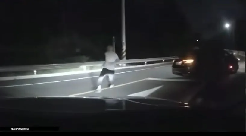 車阻みボンネット蹴ったカザフ人、79日後拘束