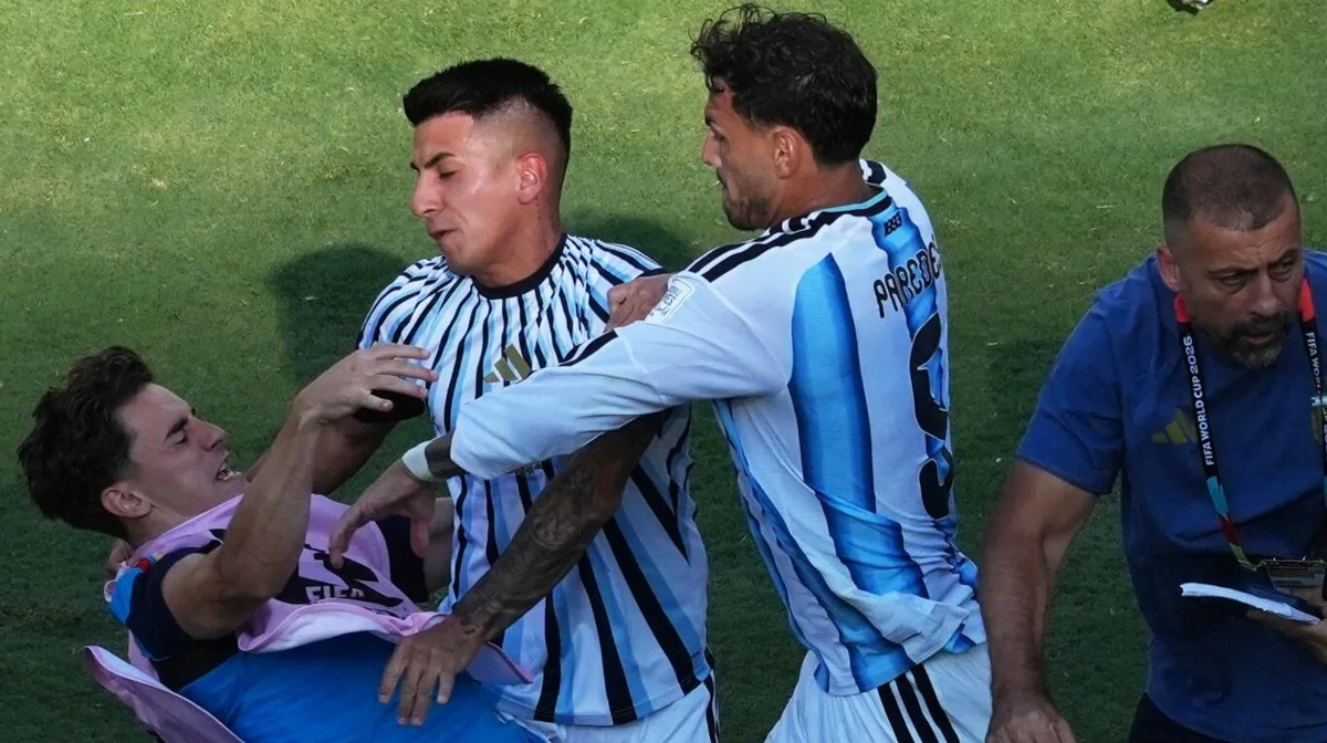 “Sinvergüenza”: un medio inglés apuntó contra Leandro Paredes por poner en duda su continuidad en la Selección argentina