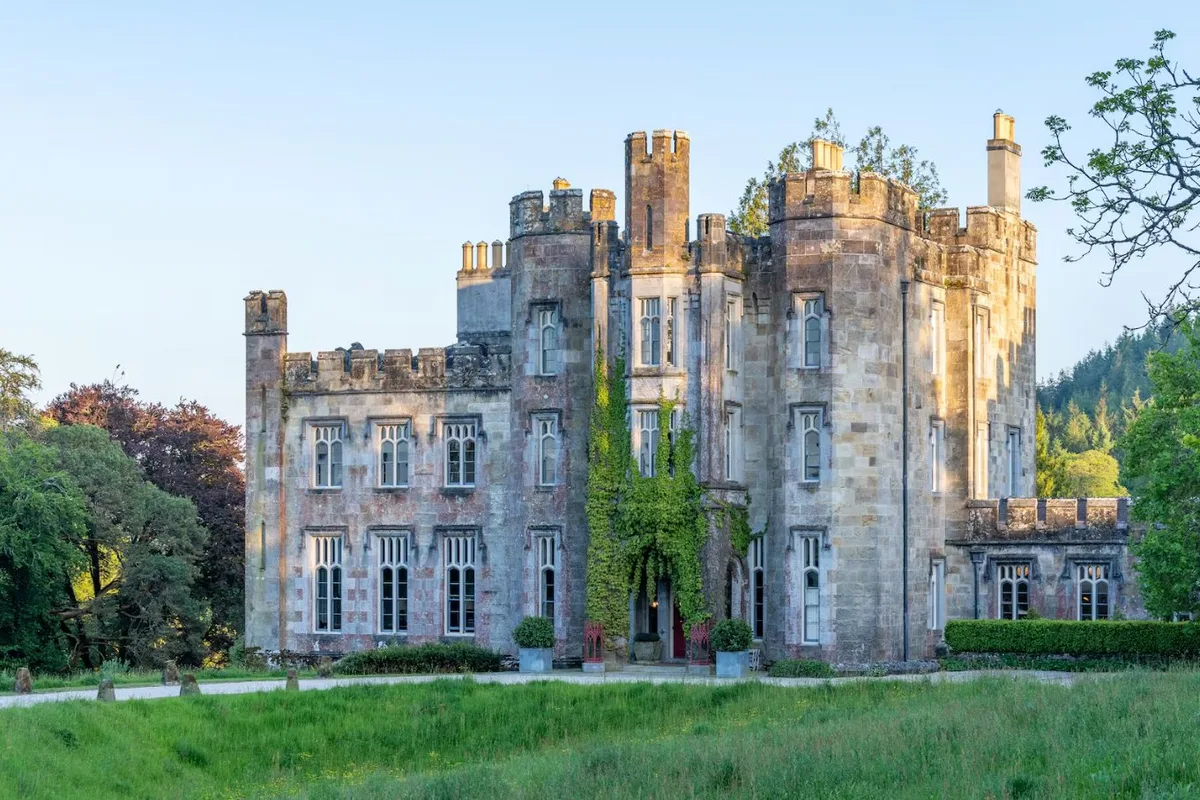 Strancally, el castillo de ensueño que acaba de comprar uno de los hombres más ricos del mundo