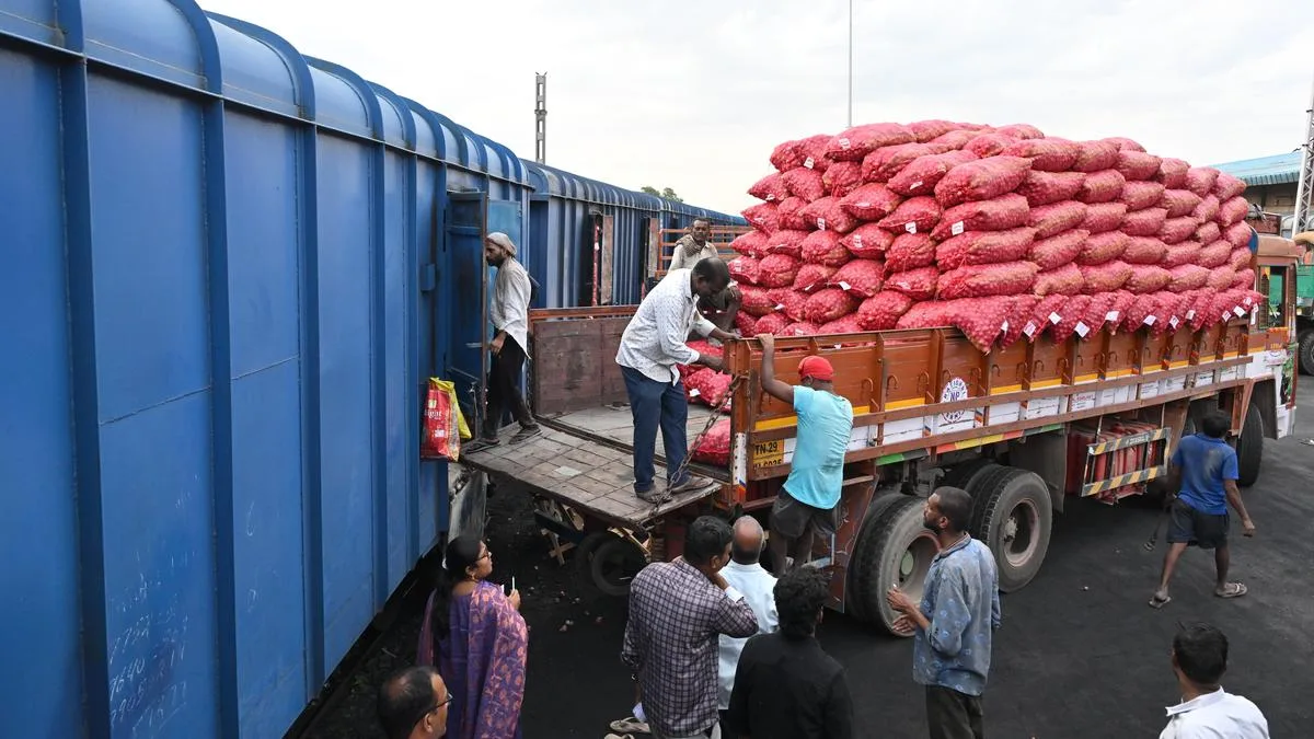 Onions arrive from Nashik to reduce prices
