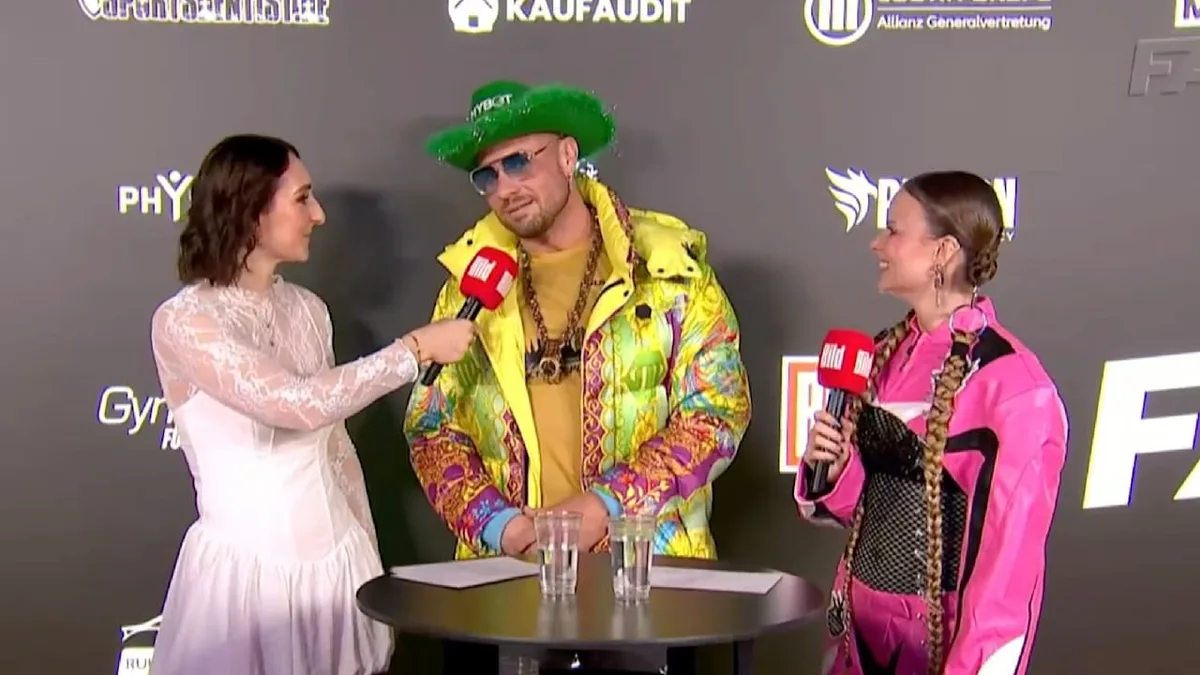 Kurioser Auftritt auf dem Roten Teppich - ER ist der Paradiesvogel von Fame Fighting