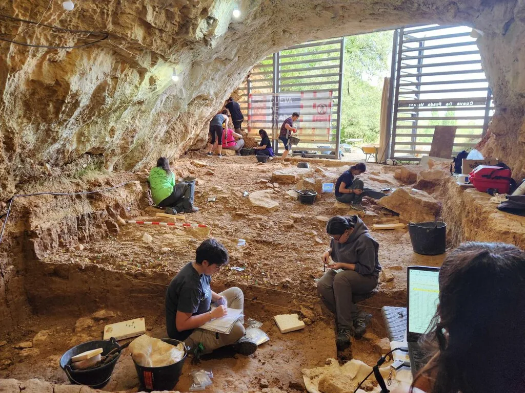 Hace 46.000 años una cueva de Burgos acogió un gran campamento neandertal. Ahora nos está revelando cómo vivían