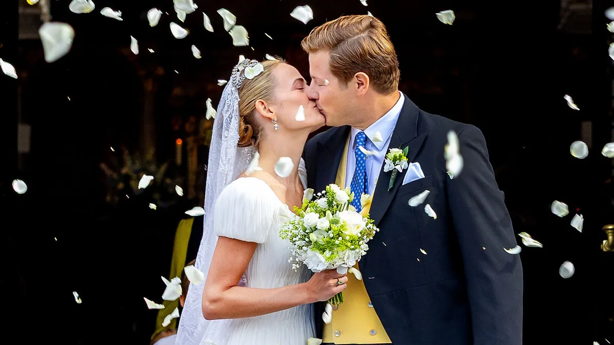La duquesa Paulina de Württemberg, con vestido español, se casa con el conde Constatin Zu Königsegg-Aulendorf en una boda de cuento de hadas