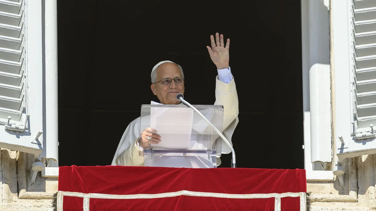 Depois de alta hospitalar, Leão XIV reza o Angelus na Praça de São Pedro