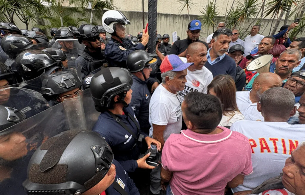 Protesta de la Coalición Sindical frente al Meliá exige inclusión en mesa de diálogo