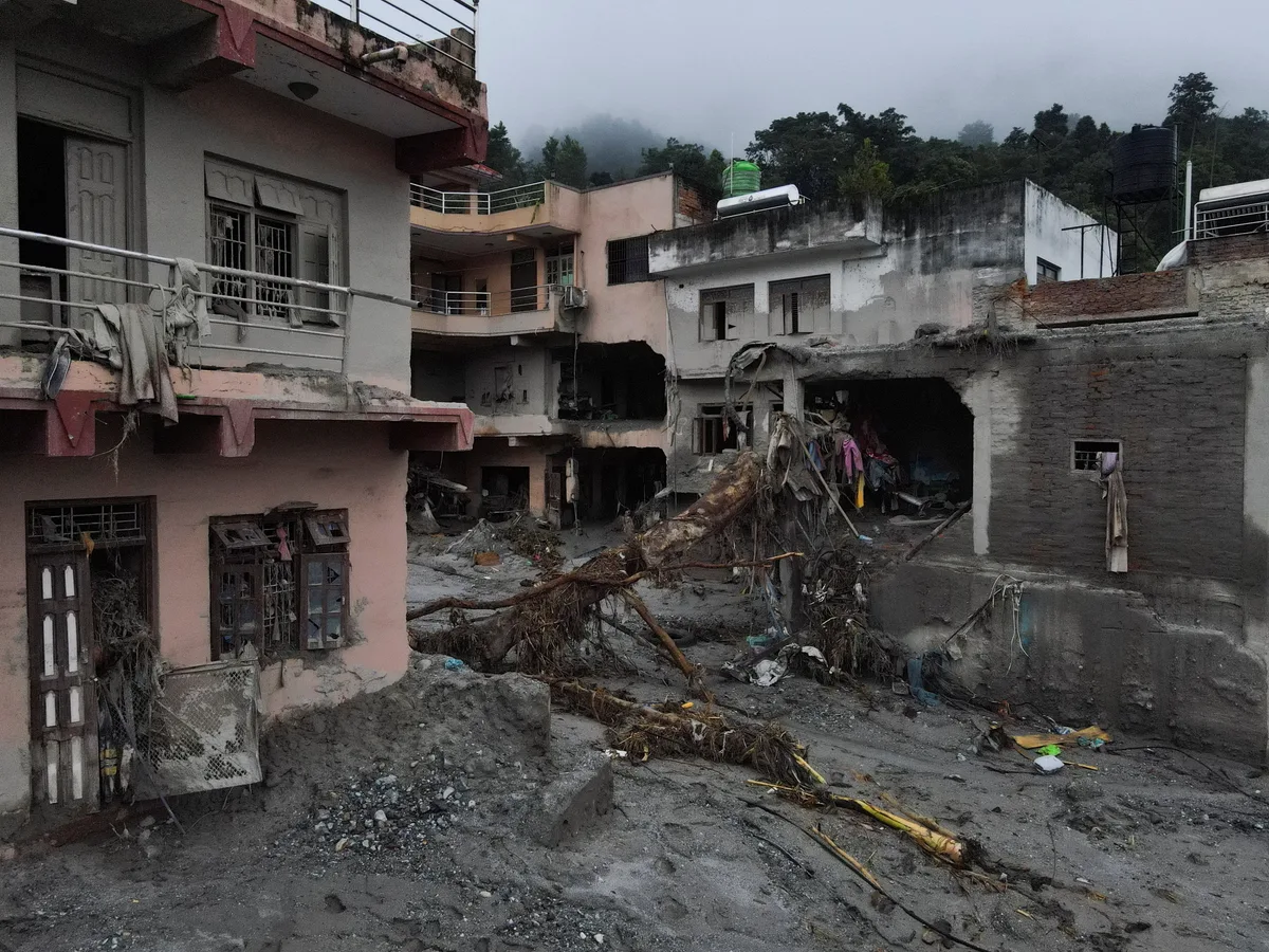 Nepal comenzó a enterrar cientos de cuerpos tras el alud que dejó al menos 939 muertos y más de 3.900 desaparecidos