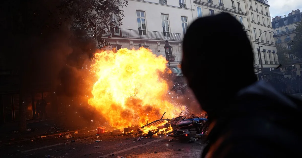 Incendios, saqueos, enfrentamientos con la Policía y 1.200 detenidos: un escenario de guerra en plena campaña electoral en Francia