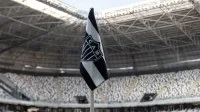 Cachorro invade campo e quase faz gol pelo Vasco; veja lance