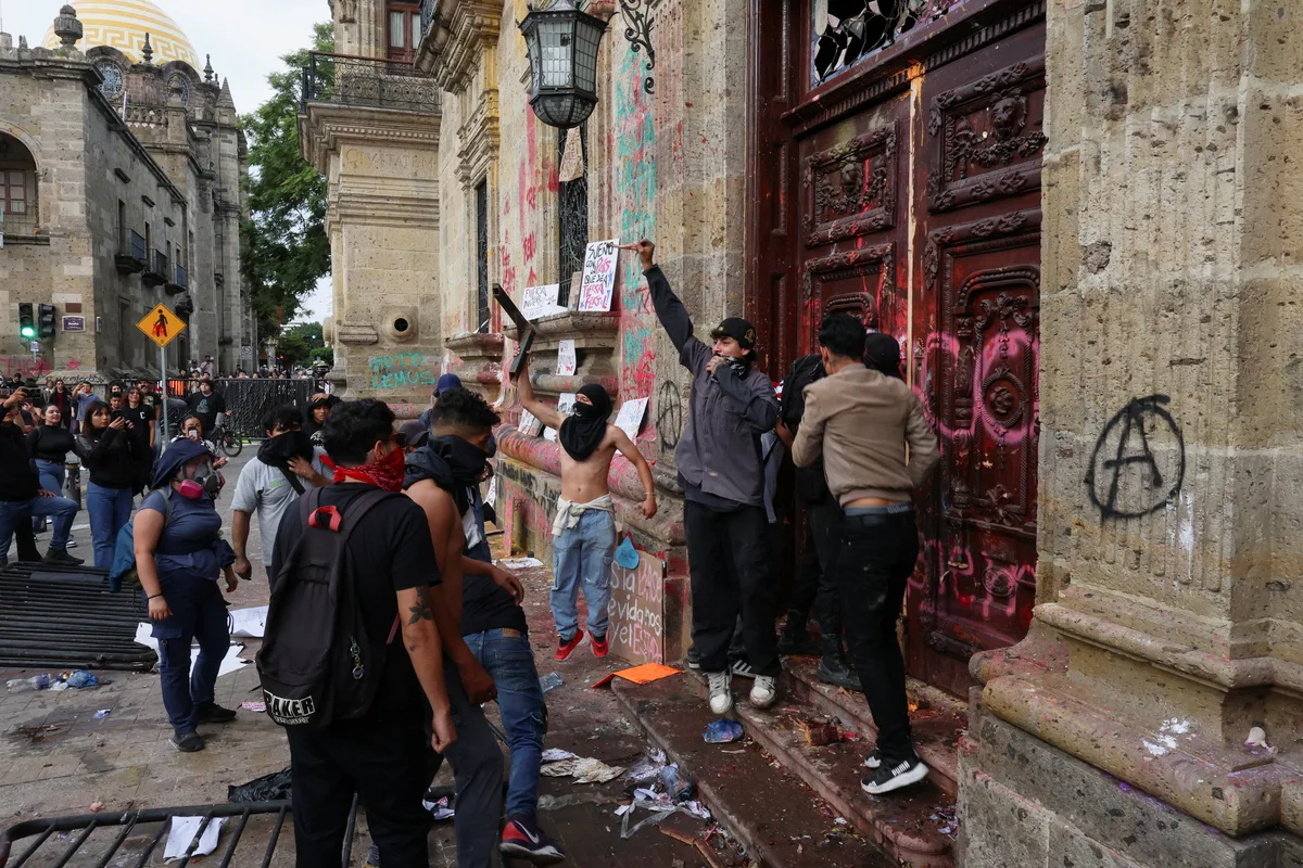 Manifestantes entran al Palacio de Gobierno de Jalisco durante la marcha por el agua