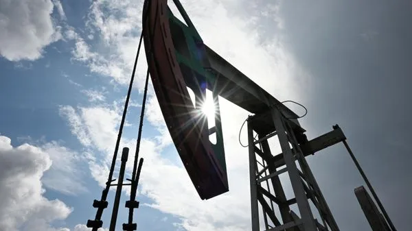 МЭР повысило прогноз цен на нефть Urals до 53 долларов за баррель