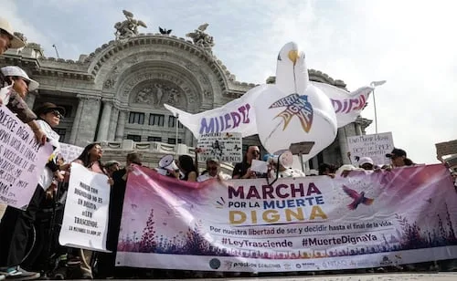 “¡Buena vida, buena muerte!”: Marchan para exigir una muerte digna en la CDMX