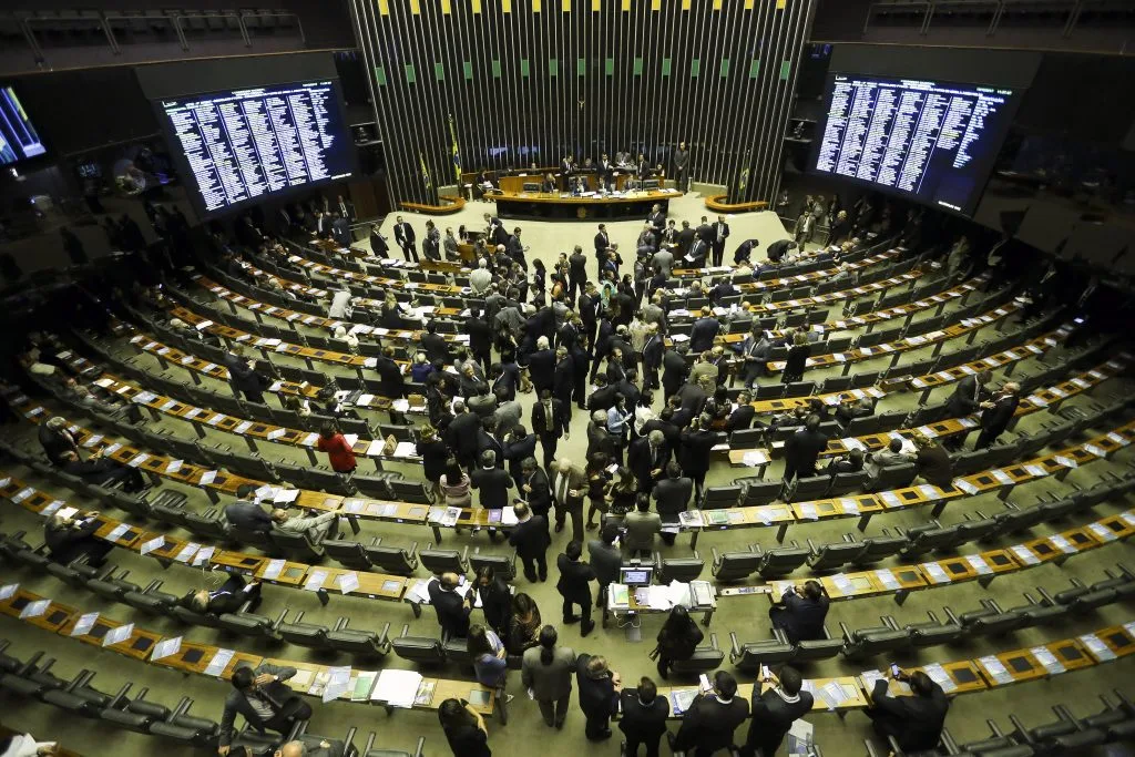 Aprovação do texto da MP da taxa das blusinhas é adiada para quarta-feira, 2