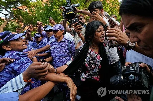 "인도 경찰, '선관위원장 퇴진' 시위 취재진 30여명 일시 구금"