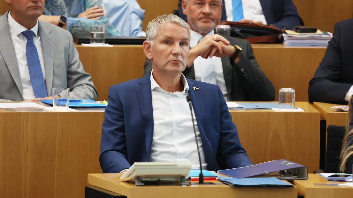 Misstrauensvotum: Höcke auf dem Kirmes-Karussell