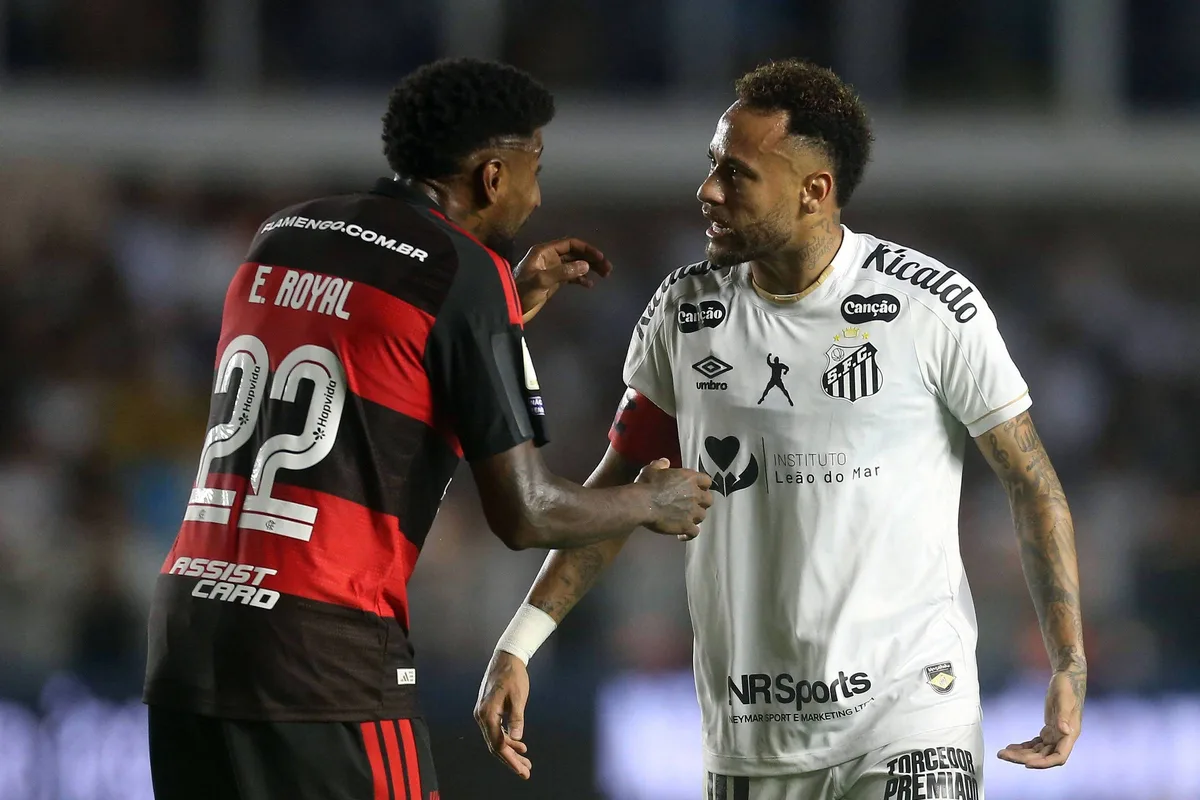 Em retorno após lesão, Neymar faz dois gols, mas evita forçar a perna direita