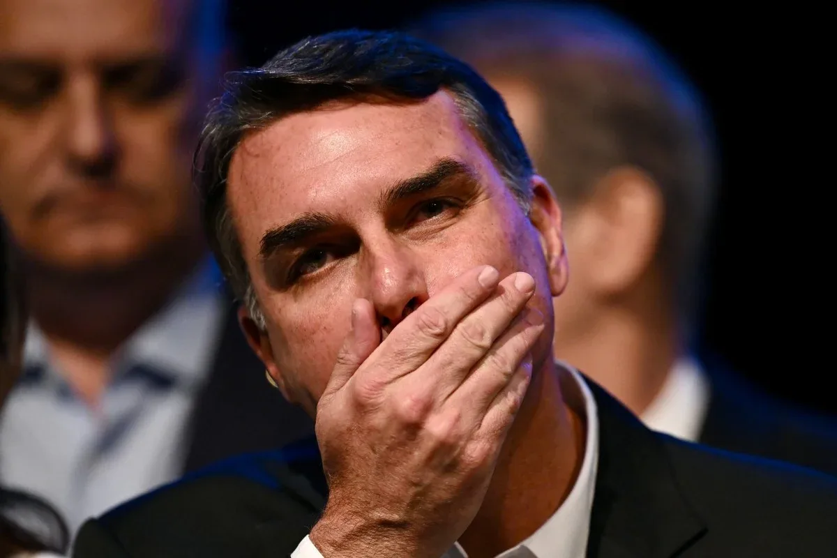 Flávio Bolsonaro posta imagem de IA com sunga e faixa presidencial