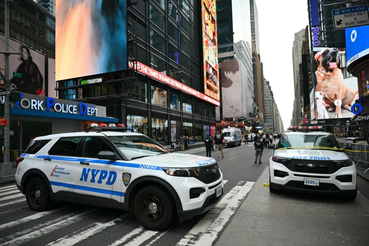 VÍDEO: Mulher que esfaqueou 2 na Times Square é cercada e baleada por policiais em Nova York
