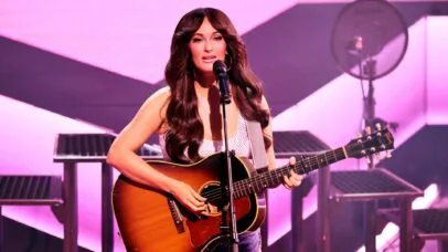 Kacey Musgraves homenageia a ‘supernova’ Dolly Parton e faz cover de ‘9 to 5’