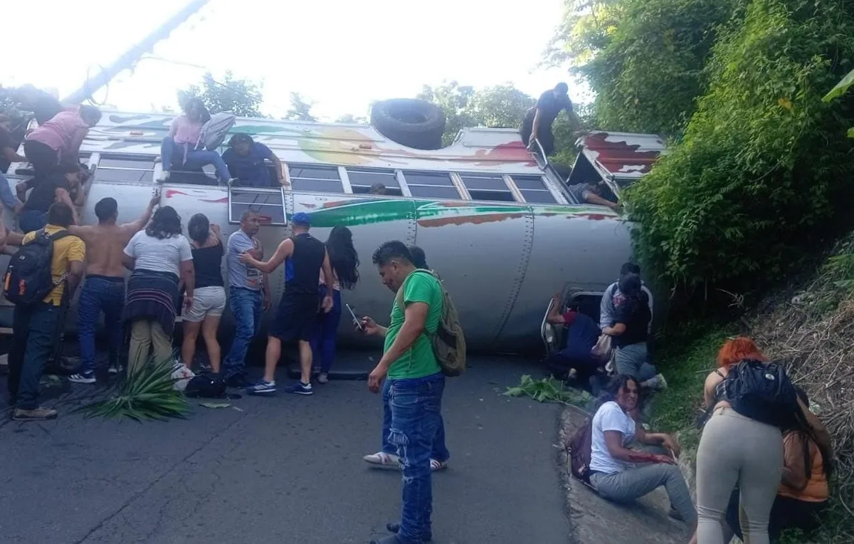 El Salvador: Accidente de bus en la carretera a Comasagua deja varios heridos y obliga al cierre de la vía