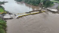 Homem morre após ponte ceder e caminhão cair em rio no MS