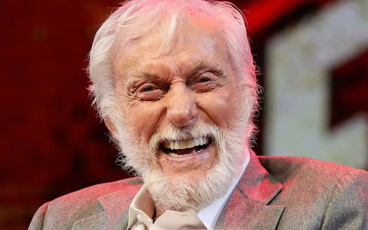 Longévité : l'habitude qui expliquerait la forme exceptionnelle de l'acteur Dick Van Dyke à plus de 90 ans