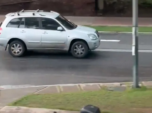 ¡Insólito! Conductor de un carro atravesó los jardines de la UCV para huir de presunto choque (VIDEO)