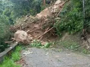 Cierran vía a Choroní tras registrarse tres derrumbes por lluvias