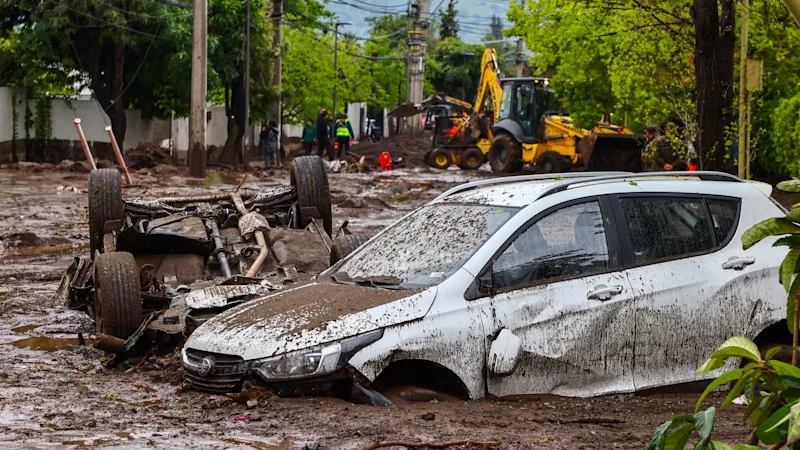 Mudslide carries away cars, bus in Chile’s capital
