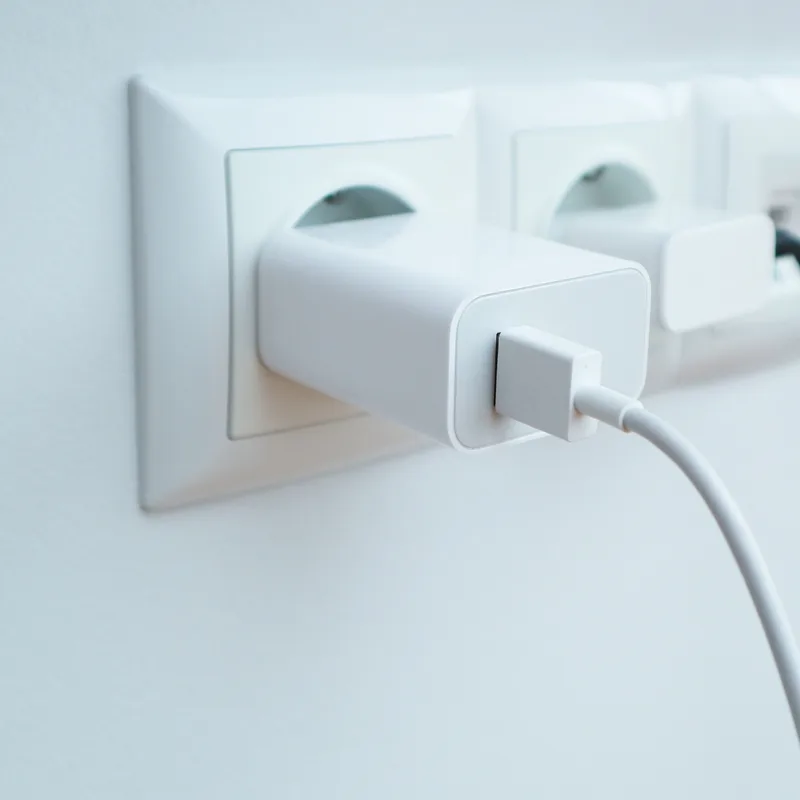 Actualité : On a calculé combien coûte un chargeur branché 24h/24 : le résultat va vous étonner