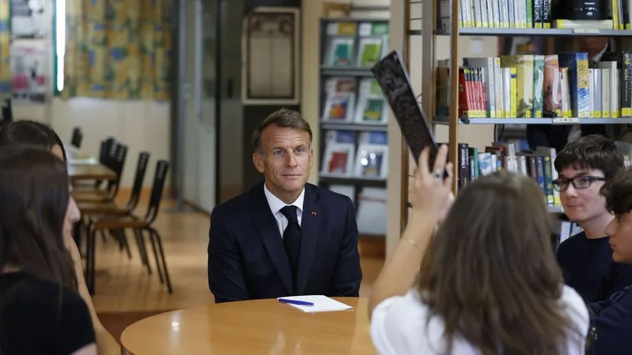 "Ils enlèvent de l'attention" : Emmanuel Macron défend l'interdiction du téléphone portable devant des lycéens de Mende