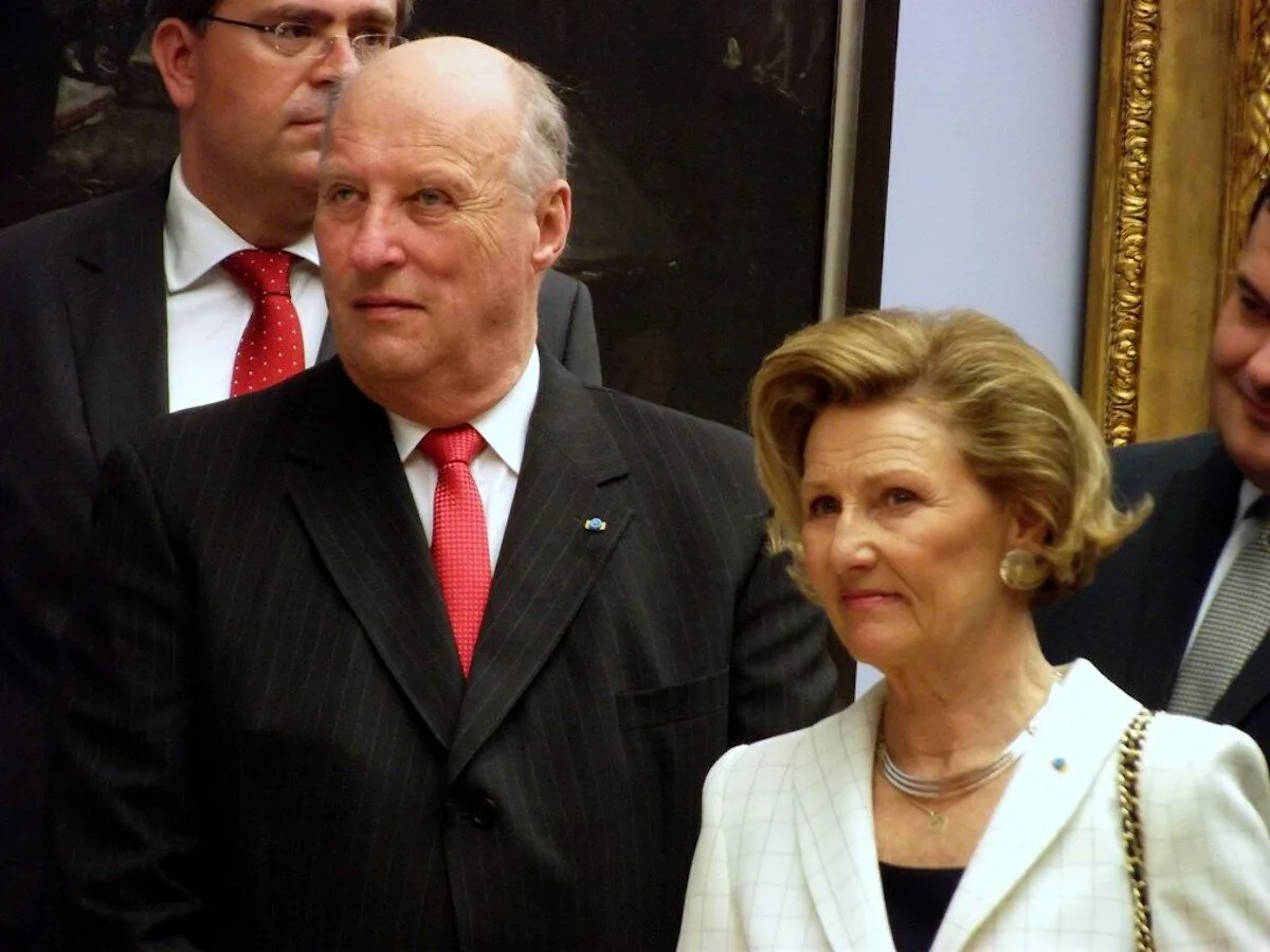 O rei da Noruega retirou o título de majestade à própria mãe