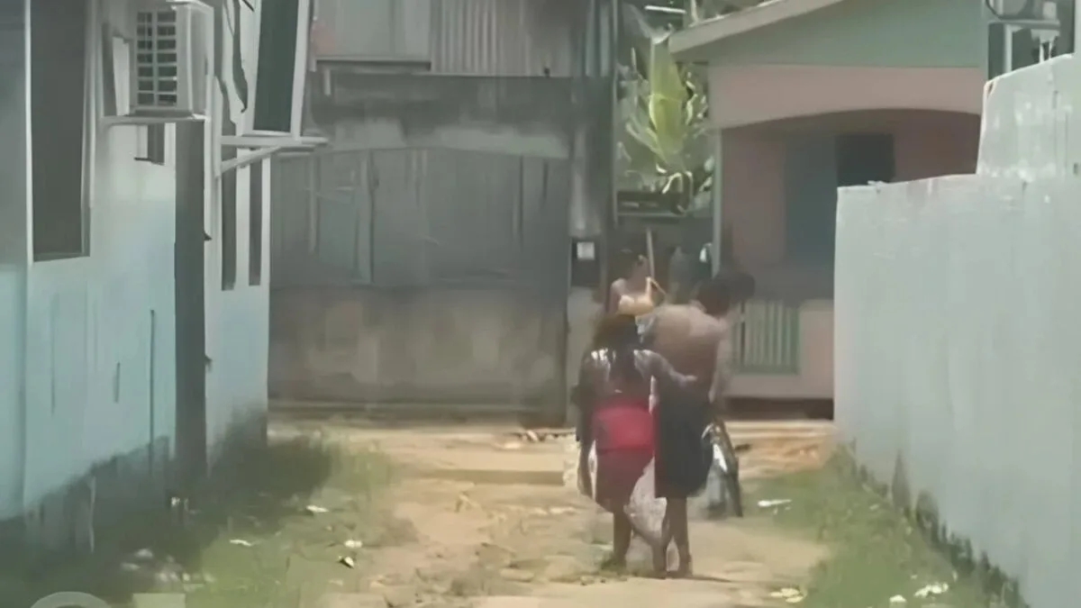 Vídeo mostra homem embriagado tentando chegar até bicicleta com ajuda da companheira no Acre