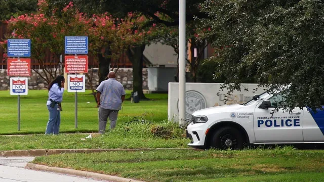 Um ferido por tiros disparados por agente do serviço de imigração dos EUA
