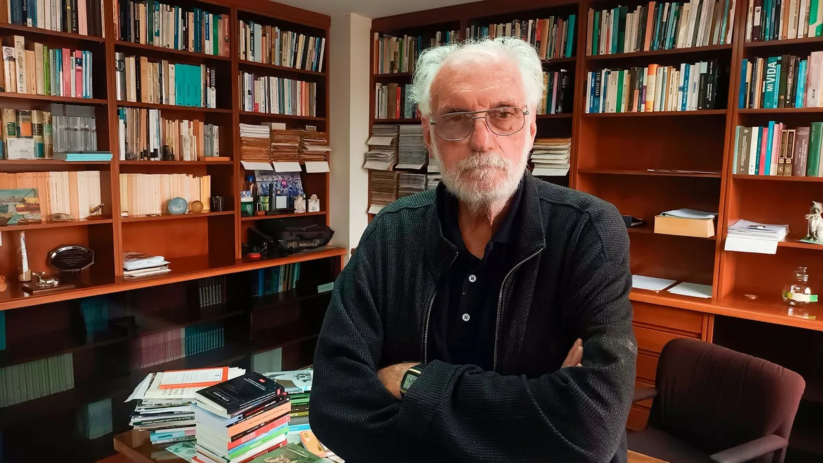 “Está haciendo la del almacenero”: el economista más cercano a Milei defendió el programa económico y Caputo lo elogió