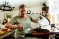 Salud en la tercera edad: No espaciar tanto las comidas previene enfermedades