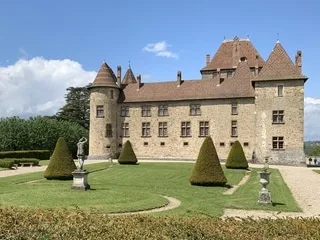 « Un énorme potentiel » : donjon, écuries, jardins… Ils vendent leur château familial pour 3,8 millions d’euros