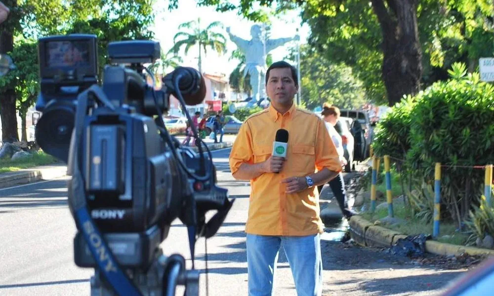 ICE libera bajo fianza al periodista venezolano Wilmer Solano tras casi tres semanas detenido