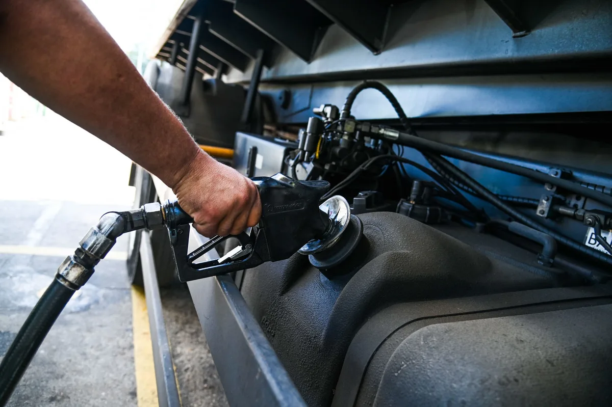 'Estoques no limite': guerra no Oriente Médio afeta abastecimento de diesel para agricultores no RS