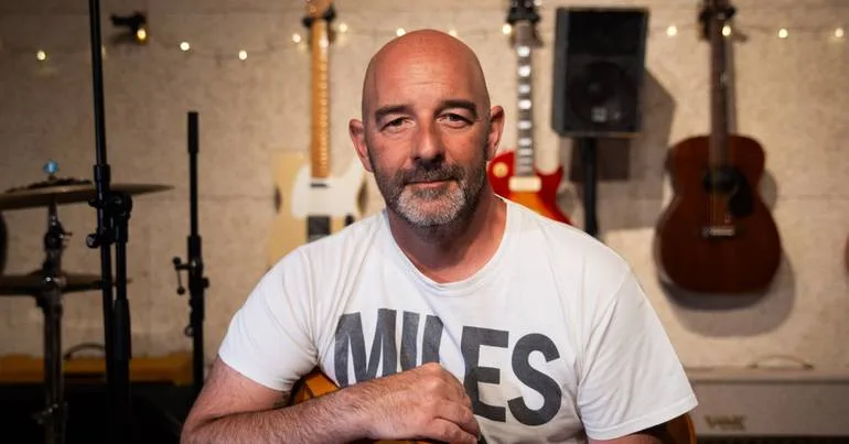 Frankie Chavez: o guitarrista que tinha medo de cantar