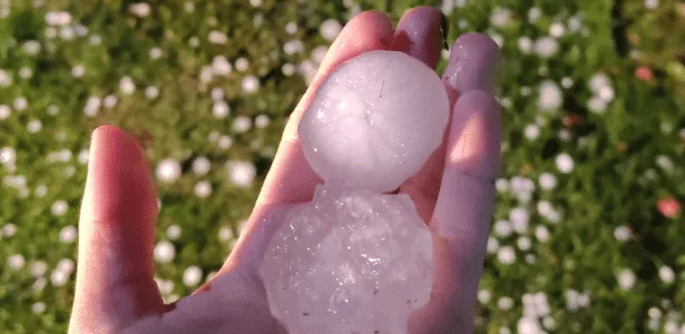 Temporais com granizo gigante causam mortes e estragos em SC e no RS