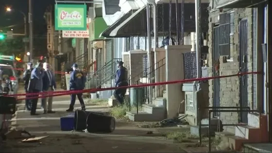Un oficial de policía murió y otro sobrevivió tras recibir 12 disparos durante una emboscada en Filadelfia