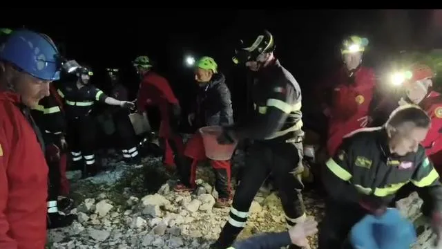 In zehn Metern Tiefe: Höhlenforscher auf Sardinien nach 27 Stunden gerettet