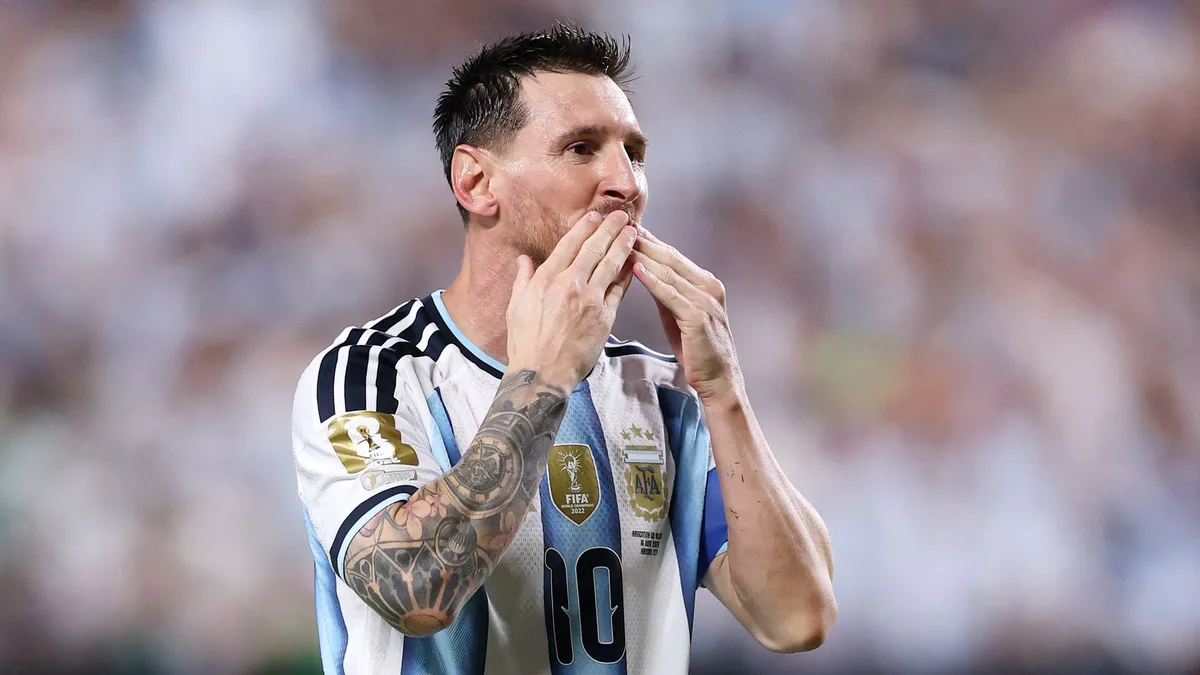 Leo Messi anuncia por sorpresa que deja la selección argentina tras la muerte de su padre: "Duele en el alma"