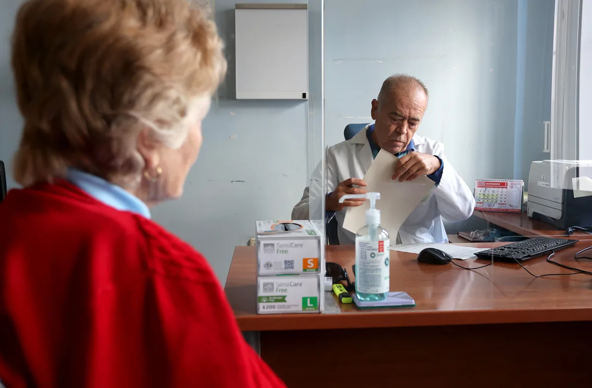 El perfil de quienes piden una baja médica en España: mujer, menor de 40 años, con salario medio y de una empresa pública