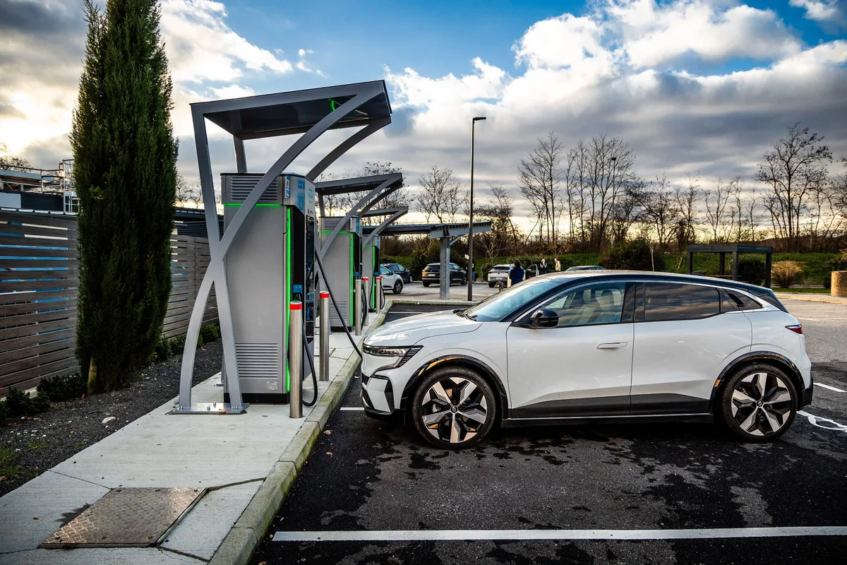 « L’électrique est moins cher que le thermique » : la grande bascule du marché automobile français