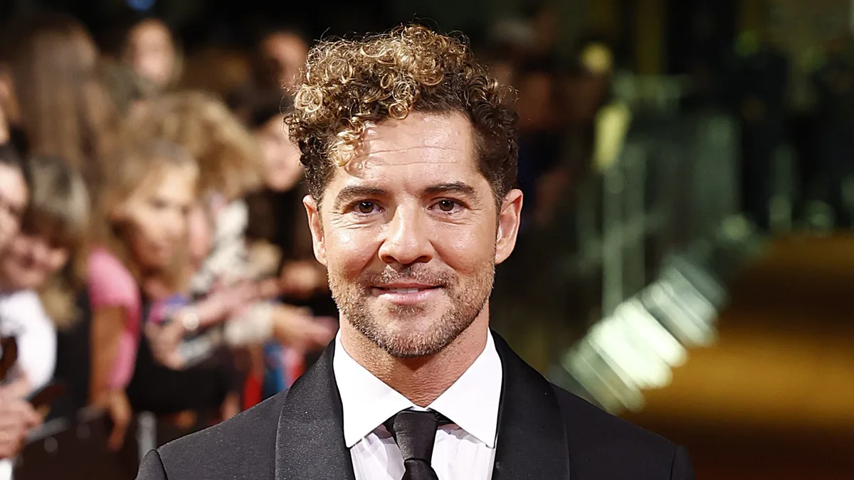 David Bisbal (47), sobre su infancia: "De niño cantaba con el cepillo de mi madre frente al espejo, pero quería ser ciclista"