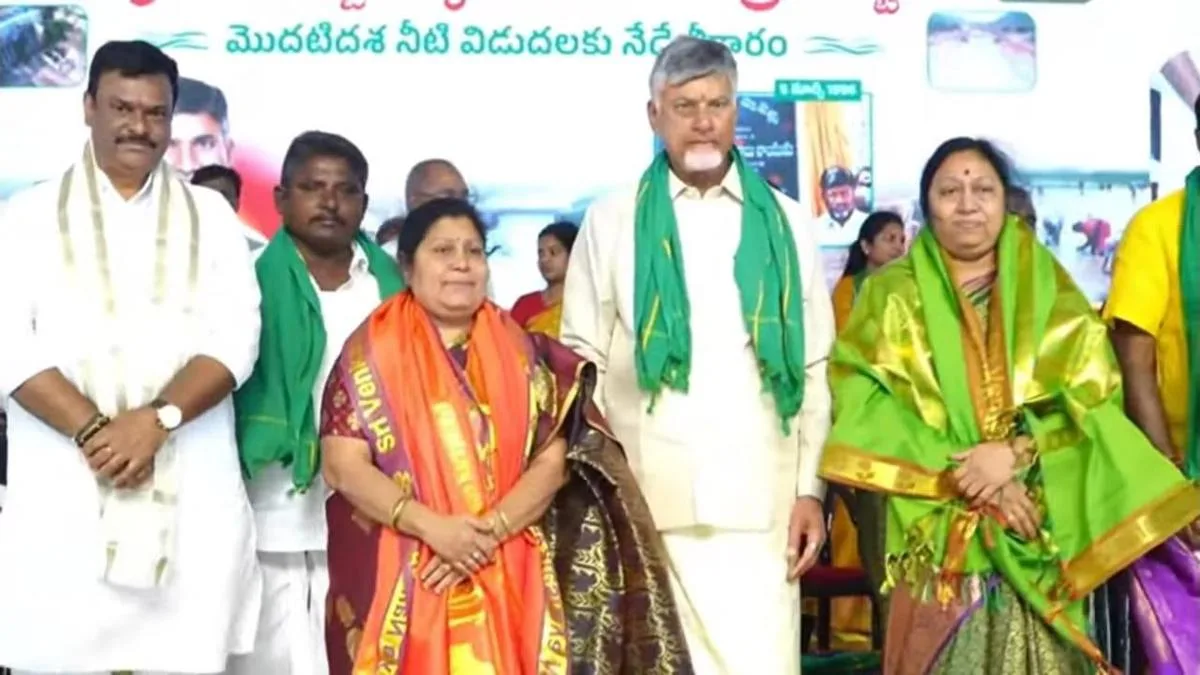 A.P. CM felicitates Poola Subbaiah’s daughters at Veligonda project inauguration